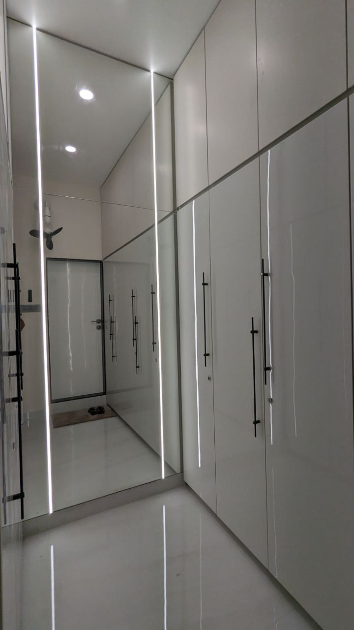 Minimalist walk in closet